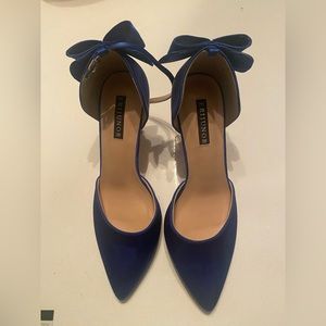 Beautiful royal blue heels!